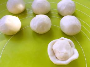 取一份水油皮材料包裹上油酥皮材料，收好收口，盖保鲜膜松弛10分钟