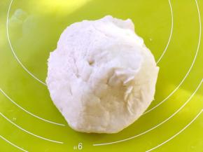 混合所有水油皮材料活成面团，揉至光滑状态