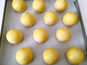 蛋黄打散，均匀的刷上一层蛋黄液