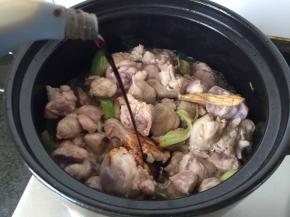 加老抽，白糖，翻炒均匀。