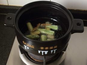 锅中放油，热后爆香葱姜。