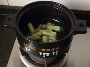 锅中放油，热后爆香葱姜。