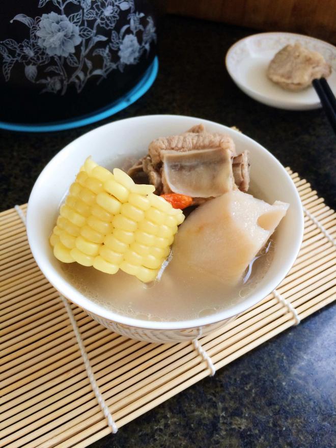 莲藕玉米排骨汤