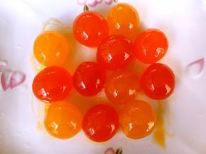 新鲜咸蛋黄加玉米油朗姆酒泡半个小时，之后入烤箱170度烤5分钟