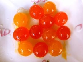 新鲜咸蛋黄加玉米油朗姆酒泡半个小时，之后入烤箱170度烤5分钟