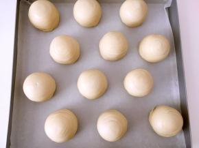 将包好的蛋黄酥放在烤盘上，烤箱预热180度