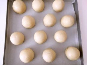 将包好的蛋黄酥放在烤盘上，烤箱预热180度