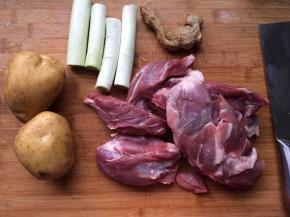 准备食材，土豆土皮切块，猪肉切大核桃块，葱姜切片。