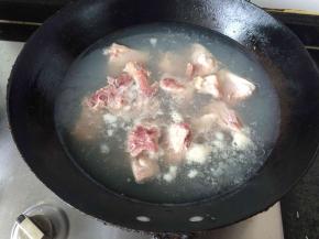 排骨焯水，洗去浮沫。