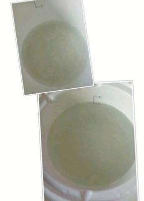 将大米清洗干净，加入适量清水在锅中，慢慢熬开