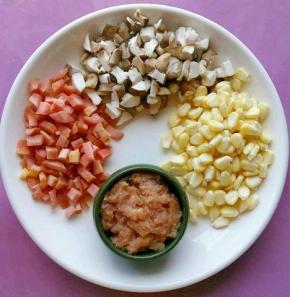 把胡萝卜，香菇切粒，肉切末