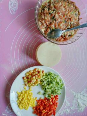 猪肉绞成肉馅儿，其余菜剁成粒，与肉馅加入适量盐搅拌在一起，蛋黄煮熟分离只要蛋黄，然后把蛋黄压成泥