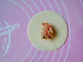 取一片饺子皮，放上肉馅儿