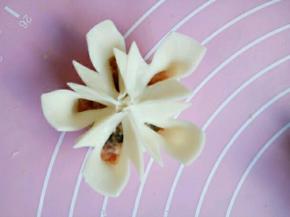 把相邻的两片花瓣连在一起，然后再用剪刀在每片花瓣上剪两刀