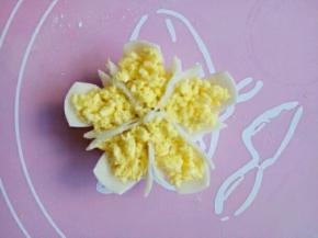 再把上面放入蛋黄粒