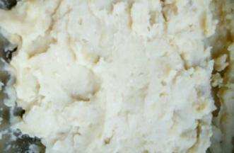 把去好皮的绿豆，上锅蒸半个小时，然后取出