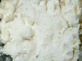 把去好皮的绿豆，上锅蒸半个小时，然后取出