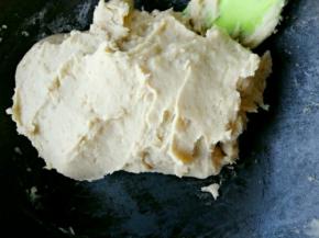 再准备不粘锅，小火 放入玉米油，再放入绿豆炒