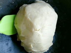 然后再继续放入细砂糖翻炒，一直炒到绿豆抱团出锅放凉