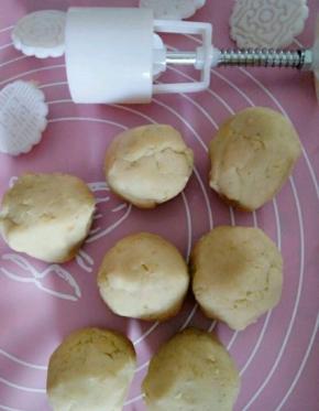 放凉的绿豆团分成平均小团，准备模具