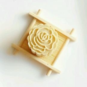 做好的绿豆糕，放入冰箱冷藏一下更好吃哟！