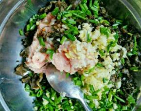 再把肉馅儿与配菜混合在一起搅拌