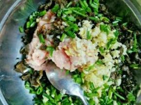 再把肉馅儿与配菜混合在一起搅拌