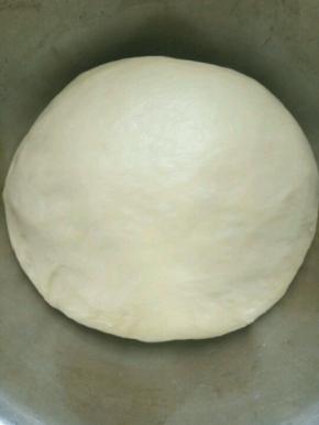 发酵好的面团取出