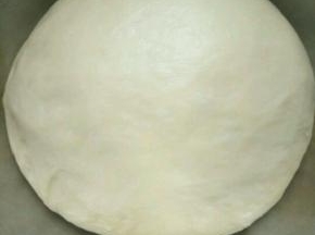 发酵好的面团取出