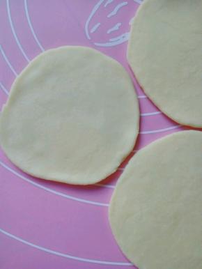 继续擀面杖擀成薄薄地一片