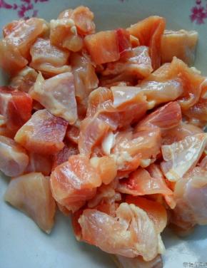 鸡肉洗干净，切小块