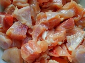 鸡肉洗干净，切小块