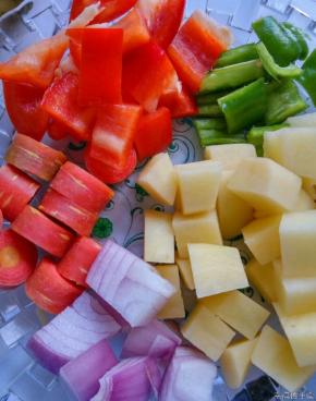 其余的配菜，切小丁