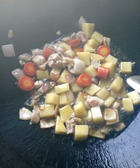 热锅放油 ，放入洋葱爆香，再依次放入鸡丁，胡萝卜丁，土豆丁翻炒