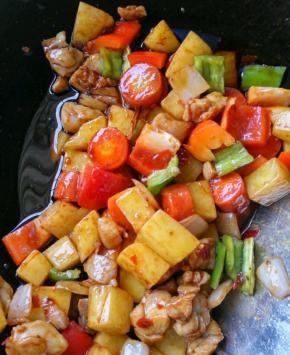 再放入适量辣椒酱