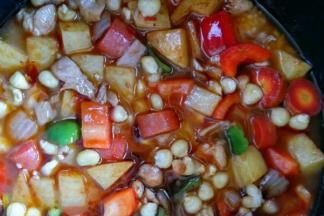 大米洗干净放入煮锅，再把配菜倒入，放 适量盐，搅拌均匀，启动煮饭键