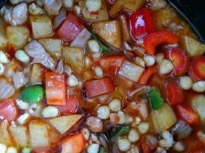 大米洗干净放入煮锅，再把配菜倒入，放 适量盐，搅拌均匀，启动煮饭键