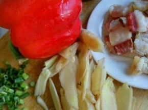 材料准备，肉切片，青红椒，仔姜切片