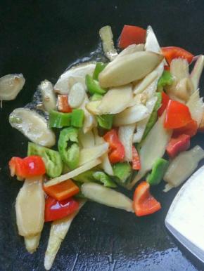 煸炒出油之后，放入仔姜，青红椒