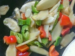 煸炒出油之后，放入仔姜，青红椒