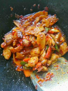 再继续放入豆瓣酱翻炒