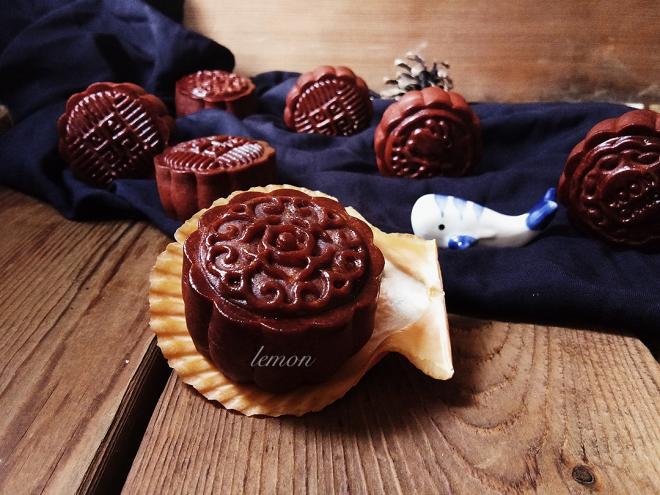 红丝绒蛋黄莲蓉月饼