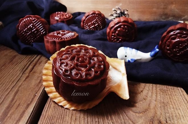 红丝绒蛋黄莲蓉月饼