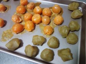 趁面团静置，来做馅料。蛋黄噴白酒放进烤箱180℃烤八分钟，再闷五分钟拿出来。我的蛋黄大概一个10克，馅料总共30克，所以莲蓉一个是20克，把莲蓉分好份。