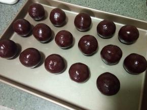 面团静置好以后，按一个17-18克分开，团成球状。