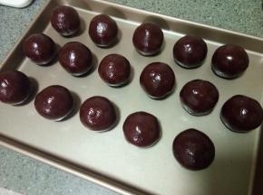 面团静置好以后，按一个17-18克分开，团成球状。