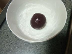 收好口以后，收口向上，用光滑的一面去碗里粘点淀粉，多余的淀粉拂掉，薄薄一层就可以防粘。