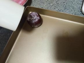 带淀粉的一面向上放在烤盘里，用月饼模具压出花型