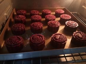 全部做好以后放进200℃预热好的烤箱，调整到190℃，烤八分钟定型