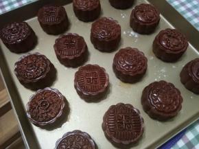 出炉，颜色有点深了，是因为我倒红曲粉的时候我女儿正在旁边捣乱，弄得我手一哆嗦多倒了，估计大概倒了五克多，所以成了深红。大家放三克出来成品应该就是嫣红色。